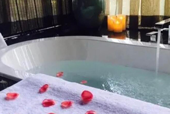 广佛水疗池中的失重冥想：当身体学会漂浮